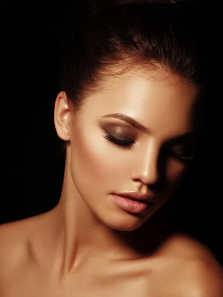 Dolgun dudaklar ve kapalı dumanlı gözler siyah arka plan ile seksi çekici çıplak esmer zarif portresi
