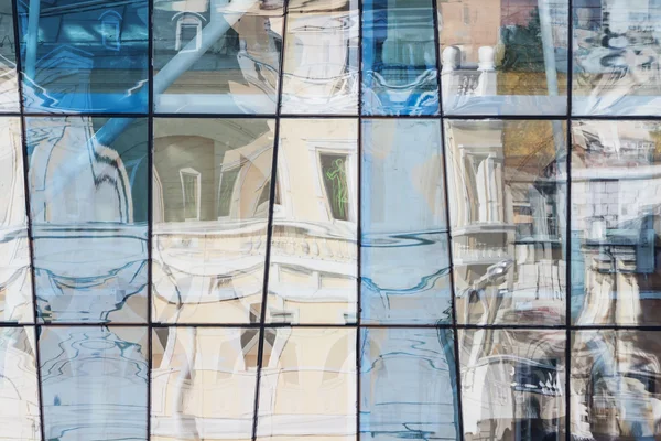 Kırılan yansıması ile birçok windows.