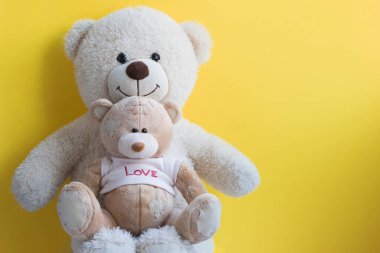 Dost ayılar sarı arka planda