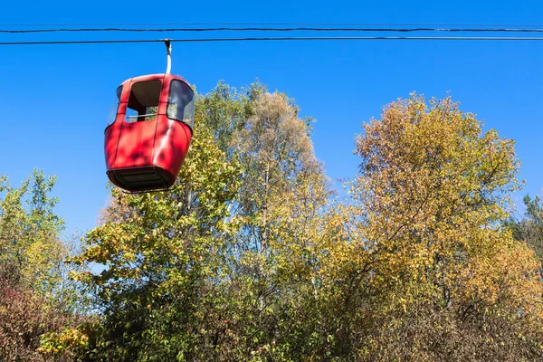 秋にカラーキャビン付きケーブルカー — ストック写真