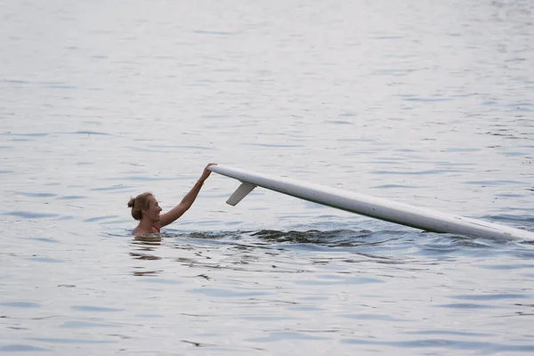 Giovane Donna Acqua Con Una Tavola Surf — Foto Stock
