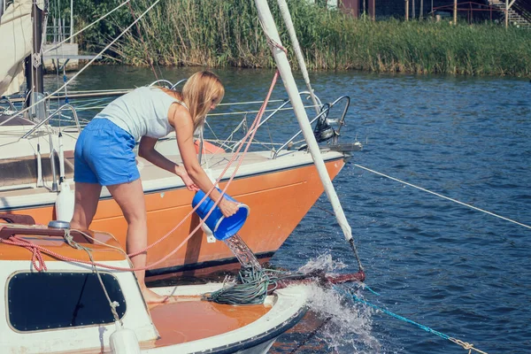 Fröhliche Junge Frau Putzt Eine Jacht Reist — Stockfoto