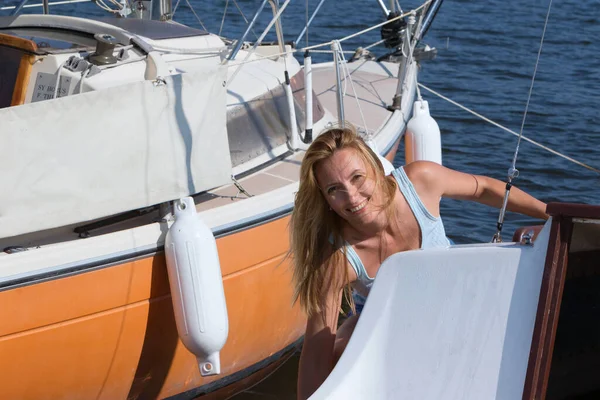 Vrolijke Jonge Vrouw Reinigt Een Jacht Reizen — Stockfoto