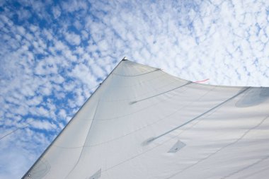 Güzel gökyüzüne karşı Yalnız beyaz yelken