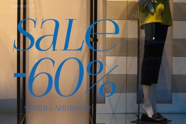 İndirimli satışlı vitrinler.