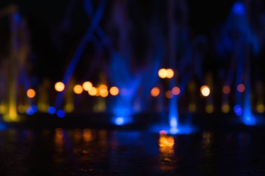 Renkli çeşmelerin bulanık arkaplanı.