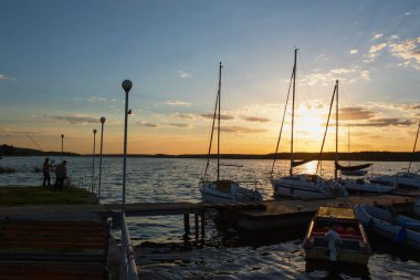 Şafak vakti demirli yatlar.