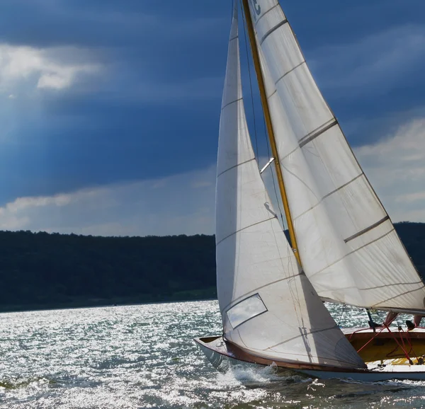 Regata, navegando contra a luz de fundo — Fotografia de Stock