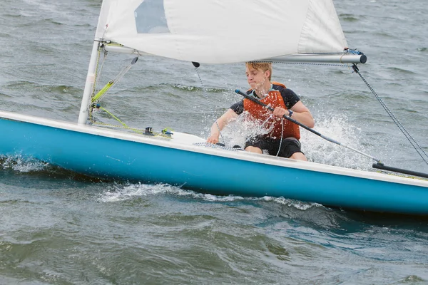 Regata, vela, jovem iate — Fotografia de Stock