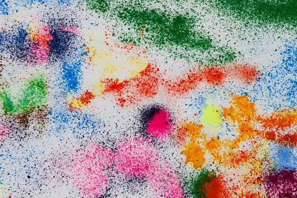 Beyaz bir arka plan üzerinde damla ve çizimler renkli mürekkepler