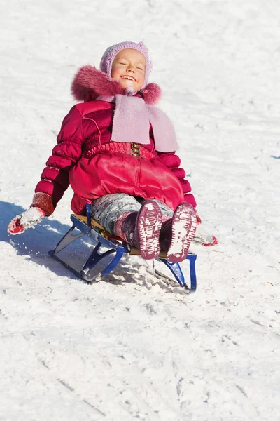 雪橇上快乐的孩子 — 图库照片
