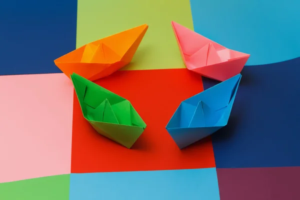 Barcos de papel coloridos no fundo colorido — Fotografia de Stock