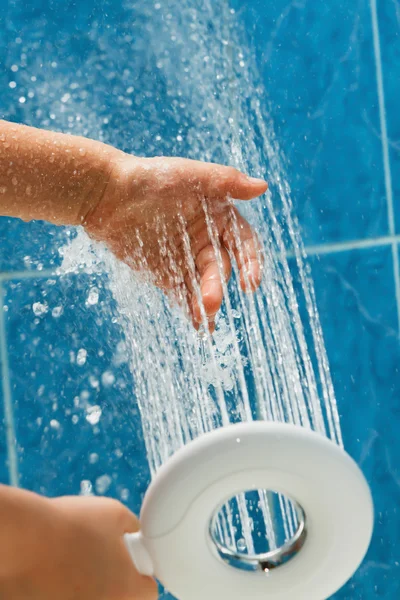 Çocuk elleri ve su akışı