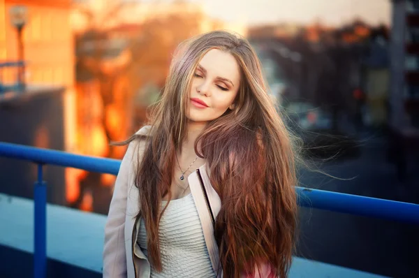 genç güzel zarif kız çatı günbatımında poz.