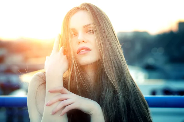 Mujer con labios sensuales posando en el techo al final de la puesta de sol brillante . — Foto de Stock