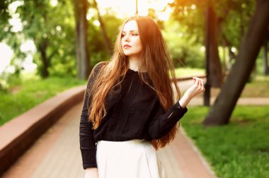 Kız öğrenci kampüsünde parlama güneş ışığı rahatlatıcı.