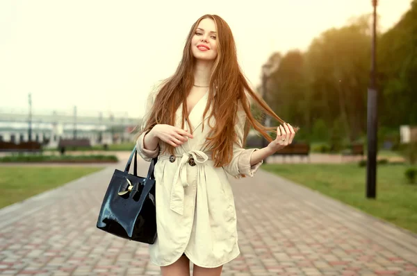 Joven sexy mujer disfrutando de su tiempo fuera en el parque . —  Fotos de Stock