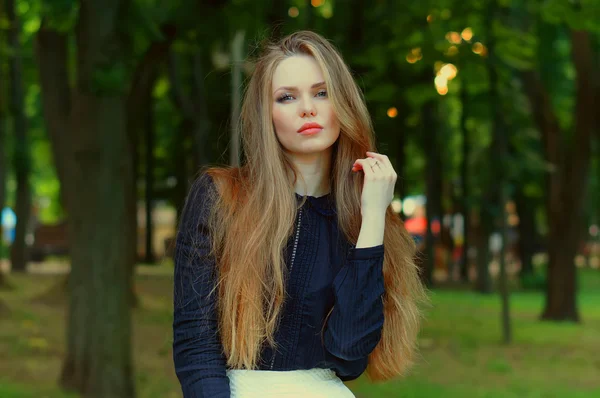 Mujer sexy con labios rojos y gran pelo, disfrutando de su tiempo al aire libre en el parque . — Foto de Stock