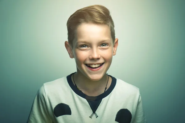 Şık saç kesimi ve parlak gözlü genç çocuk — Stok fotoğraf