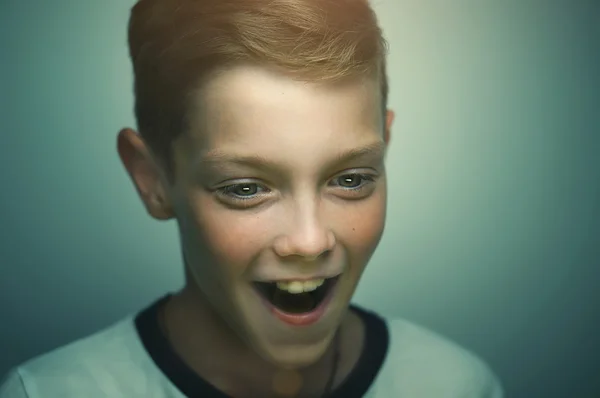 スタイリッシュな散髪と明るい目の 10 代の少年 — ストック写真