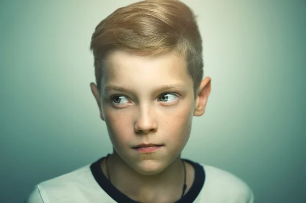 Stílusos hajvágás és csillogó szemmel tizenéves fiú — Stock Fotó