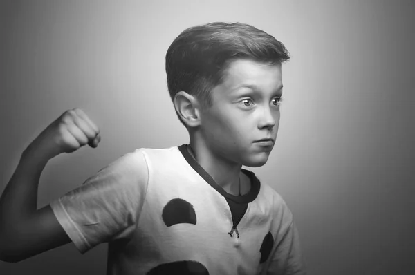 白 t シャツ トレーニング ボックス パンチで怒っている子少年. — ストック写真