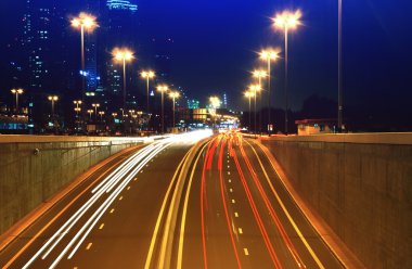 Büyük şehirde gece karayolu