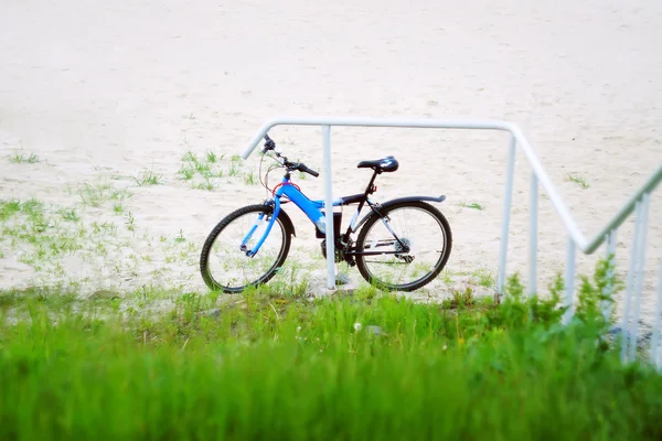 하얀 모래에 스포츠 자전거 — 스톡 사진
