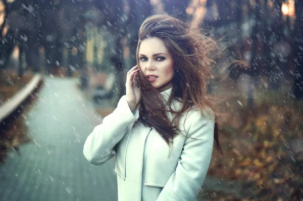 아름 다운 파란 눈을 가진 젊은 여자. 추운 겨울 초상화. — 스톡 사진