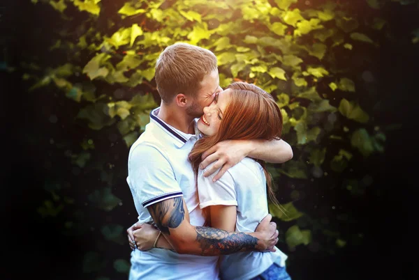 Feliz jovem hipster casal abraço no amor . — Fotografia de Stock