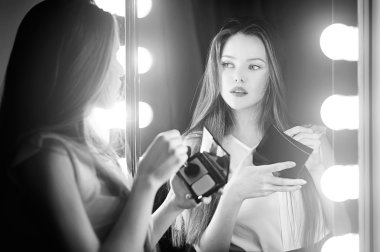 kendisi aynaya bakarak seksi genç kadın