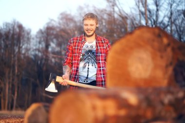 Oduncu balta silah taşıyan adam