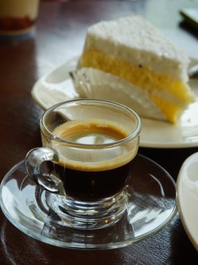 Kahve molası, pasta ile sıcak espresso