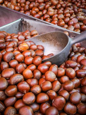 içinde tepsi kaşık ile kavrulmuş kestane