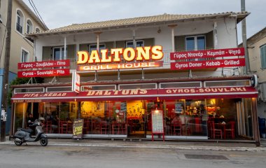 Lefkada adası. Yunanistan-19 Ekim arası. 2025 yılı. Daltons restoranının ön cephesinde ızgara jiroskopu ve souvlaki üzerine uzmanlaşmış bir isim..