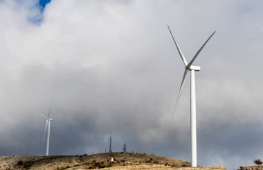 Rüzgar türbinleri dağın tepesindeki bir rüzgar çiftliğinde.