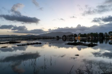 Şafak öncesi vahşi yaşam ortamı manzarası, tuzlu bataklık, durgun su üzerindeki güzel ışık ve yansımaları..