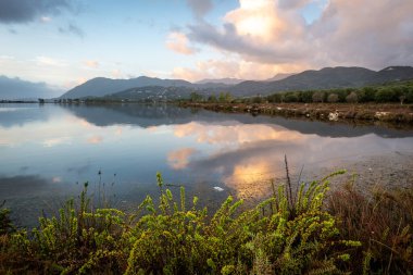Sulak bir doğal yaşam ortamı, tuzlu bir bataklık, güzel bir sonbahar sabahı ve bulutların kasada yansıması.