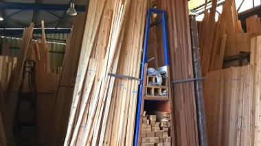 İnşaatçıların iç tarafındaki kereste deposu. Hazırlanmış kereste ve üretim tahtalarından oluşan geniş bir koleksiyon..