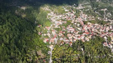 Sabah vakti Karya dağ köyünün hava manzarası. Lefkada. Yunanistan.