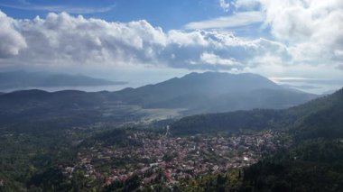 Arka planda deniz ve ada manzaralı Karya dağ köyünün genel bir klibi. Lefkada adası. Yunanistan.