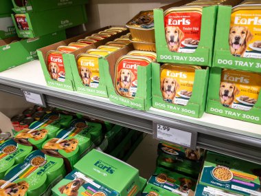 Londra mı? UK- 11 Ocak. 2026 yılı. Bir süpermarketin raflarındaki küçük köpekler için tepsilerde çeşitli köpek mamaları satılıyor..
