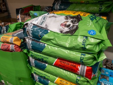 Londra mı? UK- 11 Ocak. 2026 yılı. Bir markette köpek için büyük poşetler dolusu kuru yiyecek satılıyor..