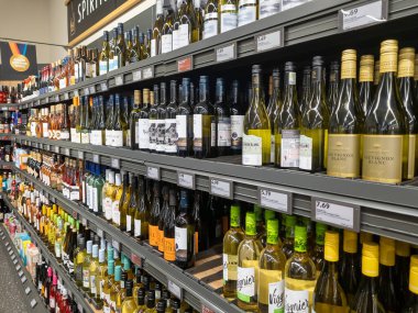 Londra mı? UK- 11 Ocak. 2026 yılı. Satılık bir süpermarketin rafında beyaz ve kırmızı şarap şişeleri ve diğer alkollü içecekler..