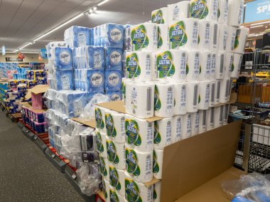 Londra mı? UK- 11 Ocak. 2026 yılı. İndirimli bir markette satılık kağıt mutfak havluları ve tahta paletlerin üzerindeki tuvalet kâğıtları..