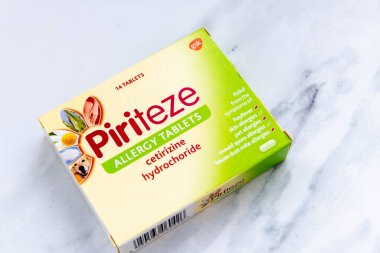 Londra mı? UK- 14 Ocak 2026. Beyaz mermer zemin üzerinde izole edilmiş bir paket Piriteze Alerji Tabletleri.