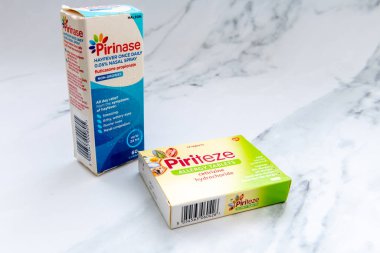 Londra mı? UK- 14 Ocak. 2026 yılı. Bir paket Hayinase Burun Spreyi ve beyaz mermer arka planda izole edilmiş bir paket Piriteze Alerji Masası..
