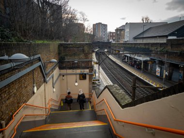 Londra mı? UK- 17 Ocak. 2026 yılı. Merdivenlerden inen yolcular Londra metro istasyonuna gidiyor..