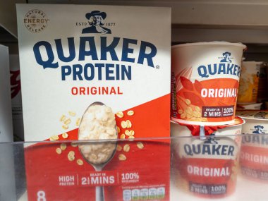 Londra mı? UK- 22 Ocak. 2026 yılı. Bir süpermarketin rafındaki çeşitli paketlerdeki farklı çeşit Quakerlar yulaf ezmesi..