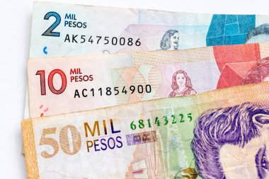 Kolombiya Peso para biriminin bir makro yakın plan görüntüsü 2, 10 ve 50 milyon peso banknotları beyaza izole edilmiş..